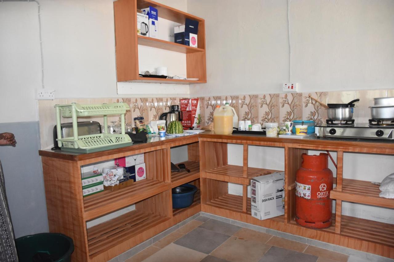 L&J Modern Backpackers Kinondoni Bed and Breakfast Dar es Salaam Eksteriør billede
