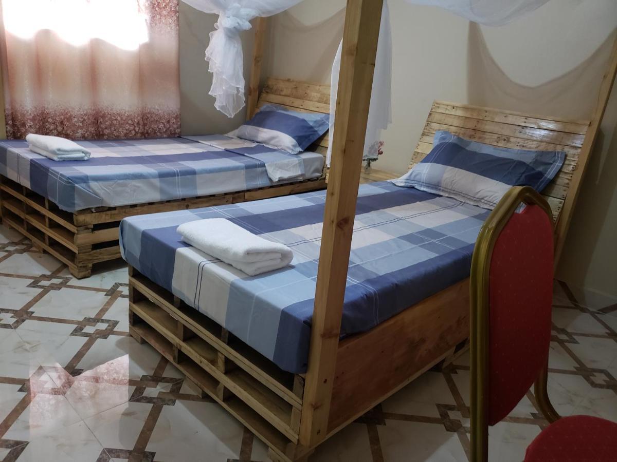 L&J Modern Backpackers Kinondoni Bed and Breakfast Dar es Salaam Eksteriør billede