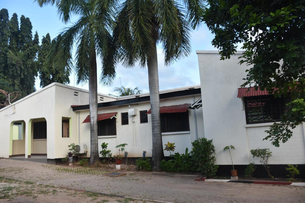 L&J Modern Backpackers Kinondoni Bed and Breakfast Dar es Salaam Eksteriør billede