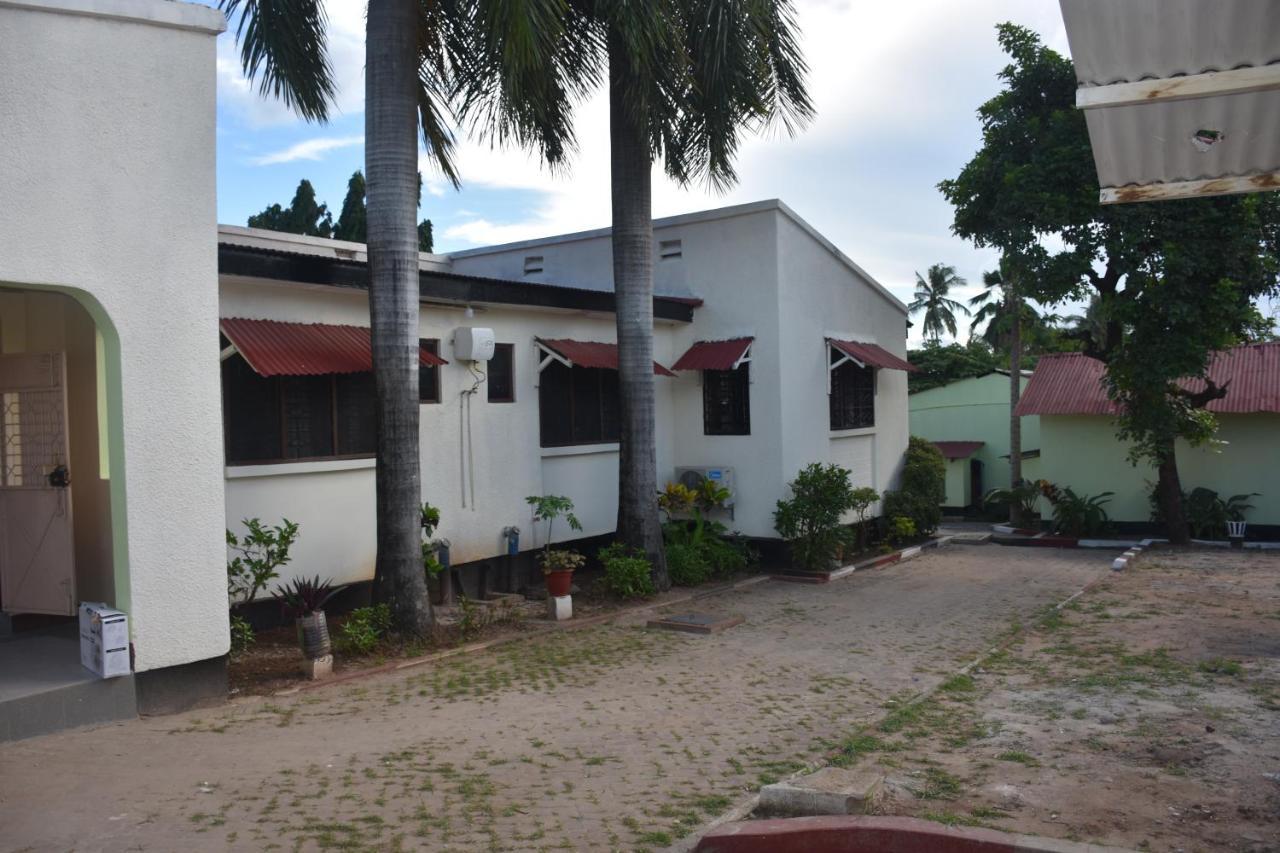 L&J Modern Backpackers Kinondoni Bed and Breakfast Dar es Salaam Eksteriør billede
