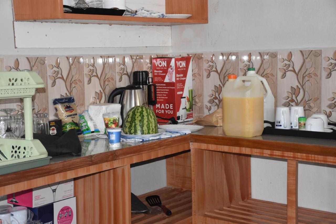 L&J Modern Backpackers Kinondoni Bed and Breakfast Dar es Salaam Eksteriør billede