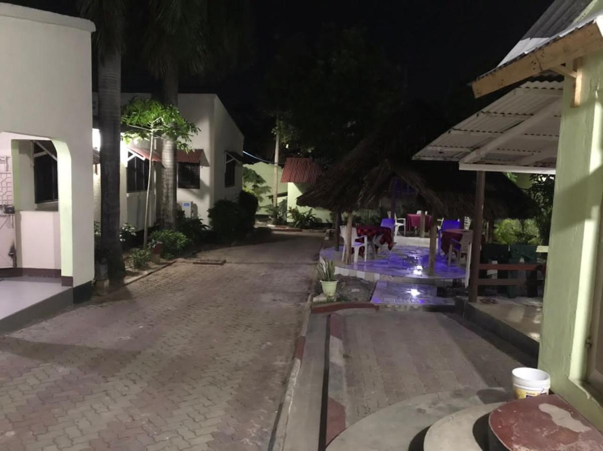 L&J Modern Backpackers Kinondoni Bed and Breakfast Dar es Salaam Eksteriør billede