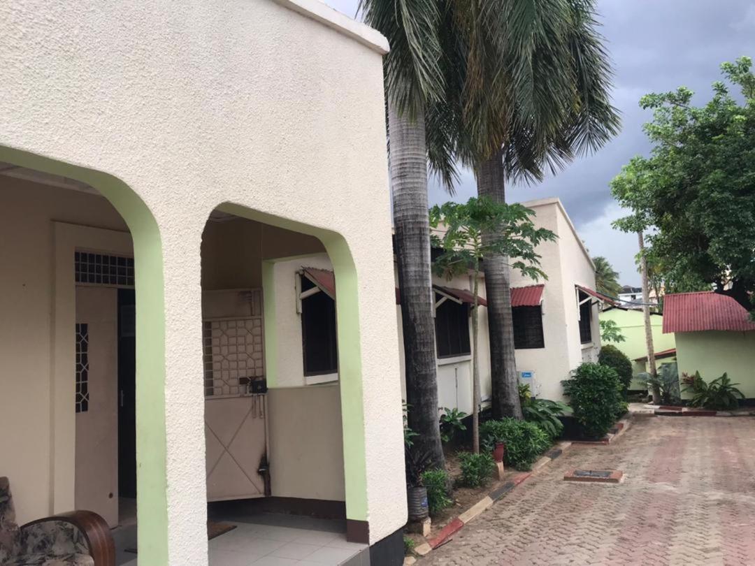 L&J Modern Backpackers Kinondoni Bed and Breakfast Dar es Salaam Eksteriør billede