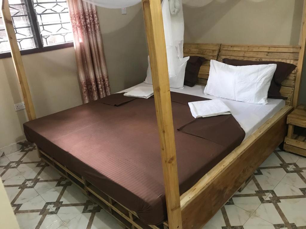 L&J Modern Backpackers Kinondoni Bed and Breakfast Dar es Salaam Eksteriør billede