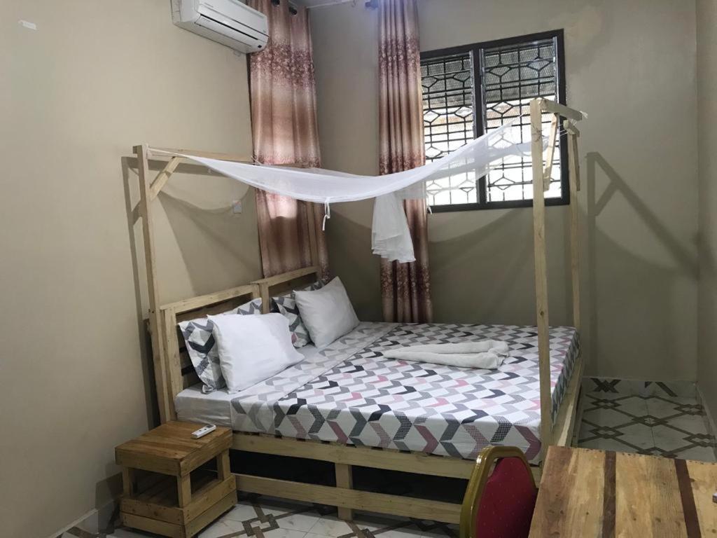 L&J Modern Backpackers Kinondoni Bed and Breakfast Dar es Salaam Eksteriør billede