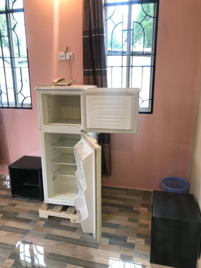 L&J Modern Backpackers Kinondoni Bed and Breakfast Dar es Salaam Eksteriør billede