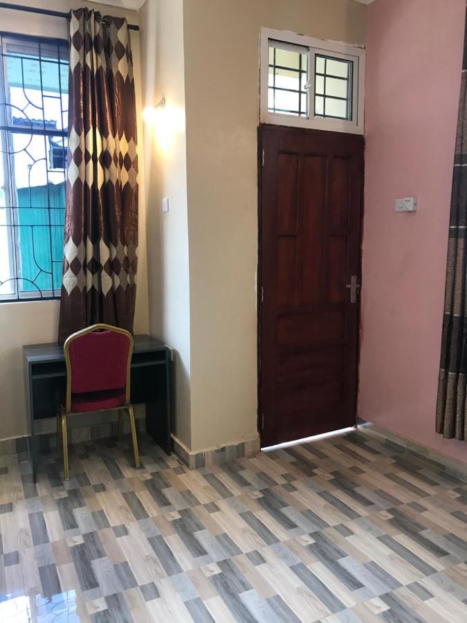 L&J Modern Backpackers Kinondoni Bed and Breakfast Dar es Salaam Eksteriør billede