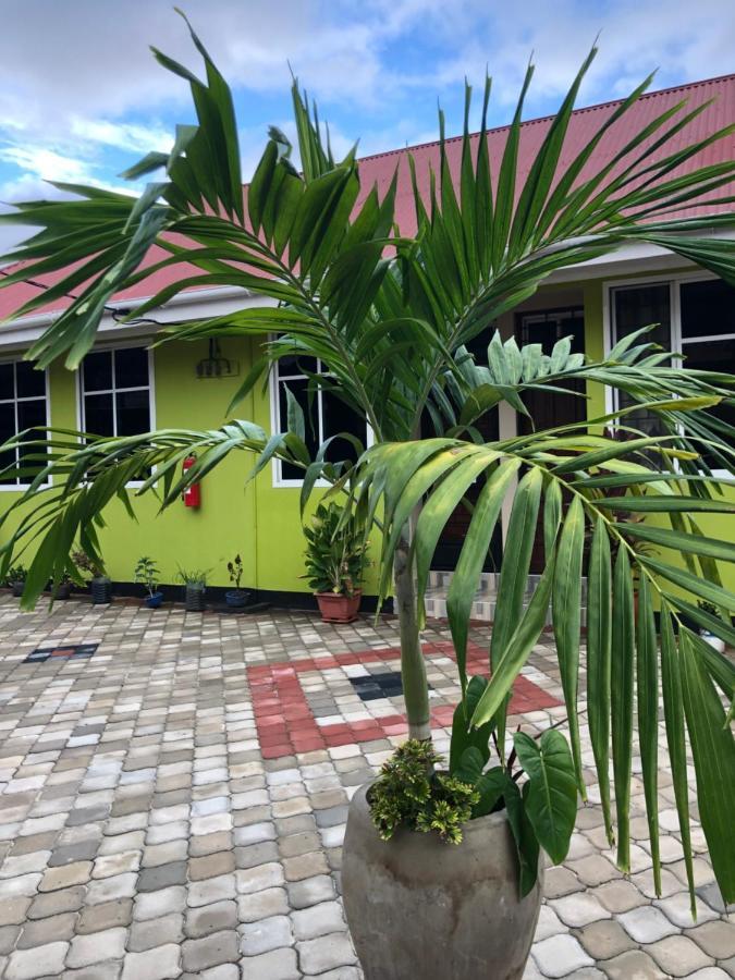 L&J Modern Backpackers Kinondoni Bed and Breakfast Dar es Salaam Eksteriør billede