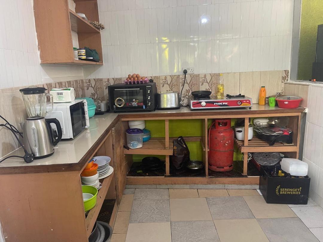 L&J Modern Backpackers Kinondoni Bed and Breakfast Dar es Salaam Eksteriør billede